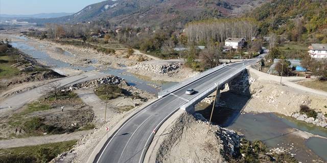 Bartın'daki selde yıkılanın yerine inşa edilen köprü ulaşıma açıldı