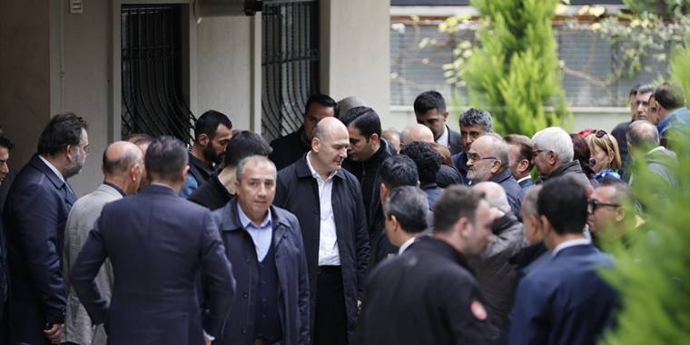 Bakan Soylu'dan saldırıda hayatını kaybeden anne ile kızın ailesine taziye ziyareti