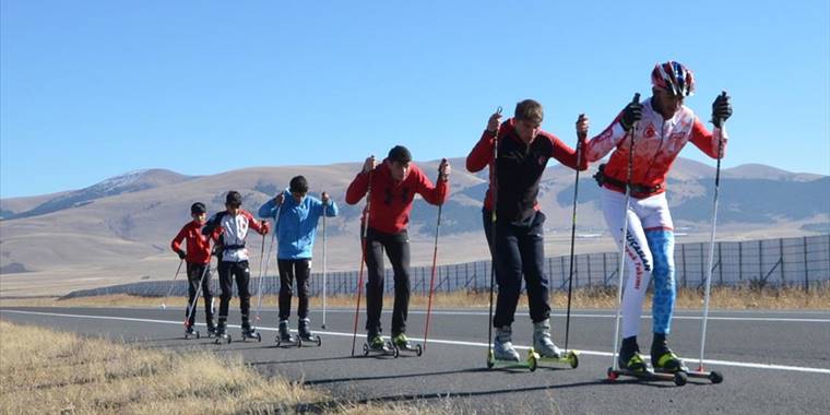 Kışın yapılacak kayaklı koşu milli takım seçmelerine asfaltta hazırlanıyorlar