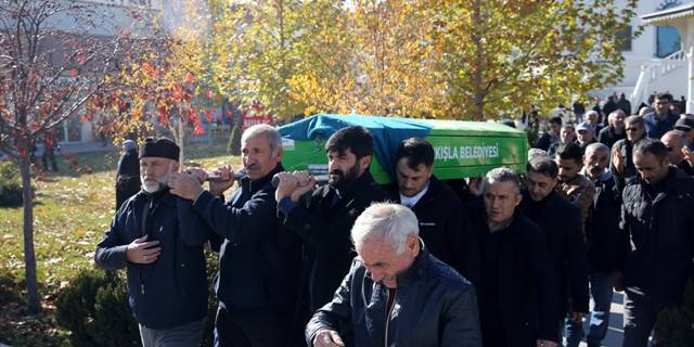Kayseri'de evlerinde ölü bulunan yaşlı çiftin cenazeleri Sivas'ta toprağa verildi