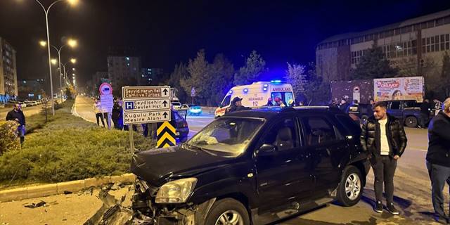Konya'da cip ile otomobilin çarpıştığı kazada 3 kişi yaralandı