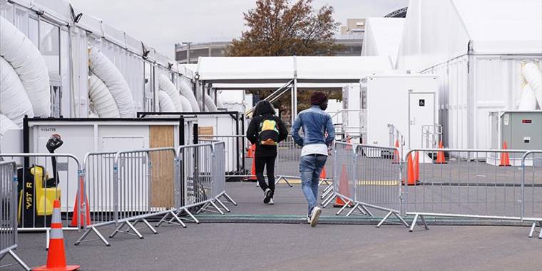 New York'ta acil durum çadırlarında kalan düzensiz göçmenler otele taşınmaya başladı