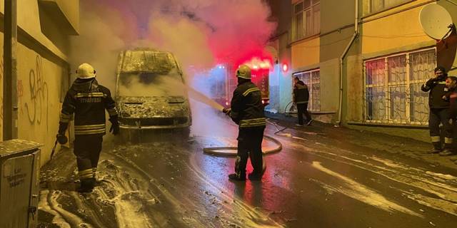 Yozgat'ta Türk Kızılaya ait park halindeki kan bağışı minibüsü yandı