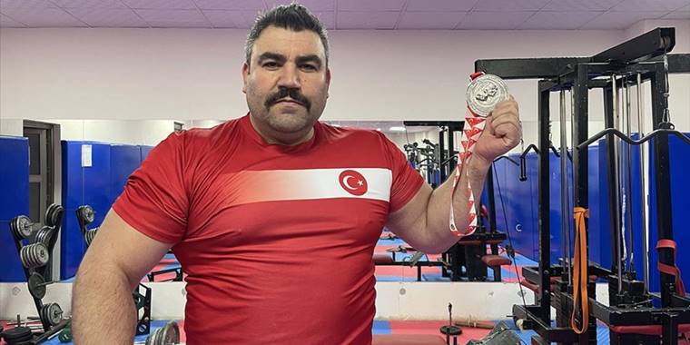 Bir şampiyona ilanıyla başladığı bilek güreşinde, başarılarıyla adından söz ettiriyor