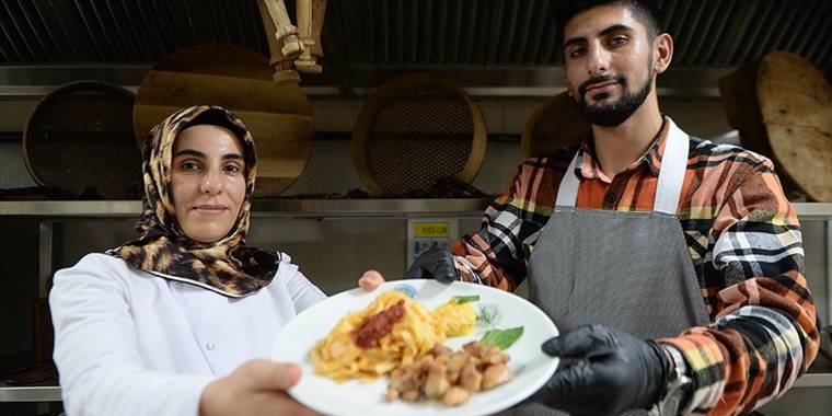 Aşçı anne şef olmasını istediği oğluyla aynı üniversitede eğitim görüyor