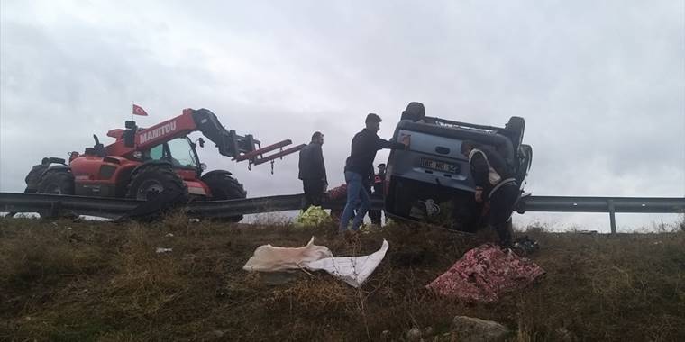 Sivas'ta devrilen hafif ticari araçtaki 3 kişi yaralandı