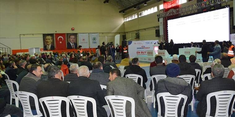 Bitlis'te 'İlk Evim, İlk İş Yerim Projesi'nde yapılacak konutların kuraları çekildi