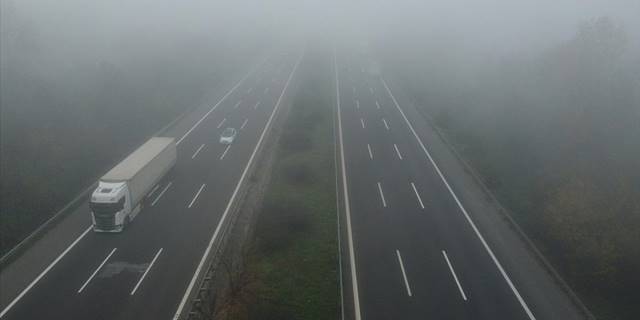 Anadolu Otoyolu'nun Düzce kesiminde sis etkili oldu