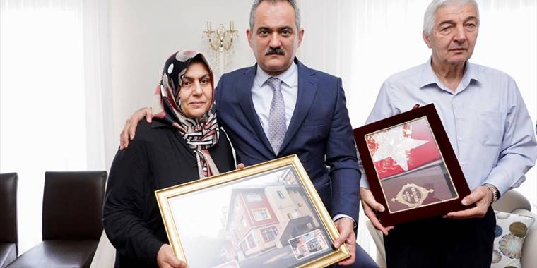 Bakan Özer'den taziye ziyareti