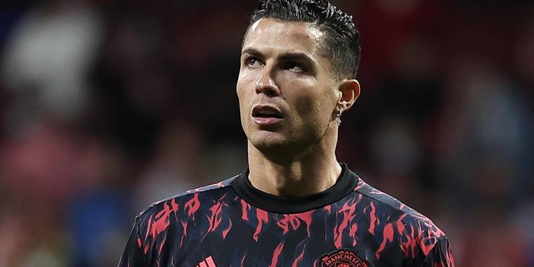 Manchester United, kulübü eleştiren Ronaldo'nun posterini stattan kaldırdı