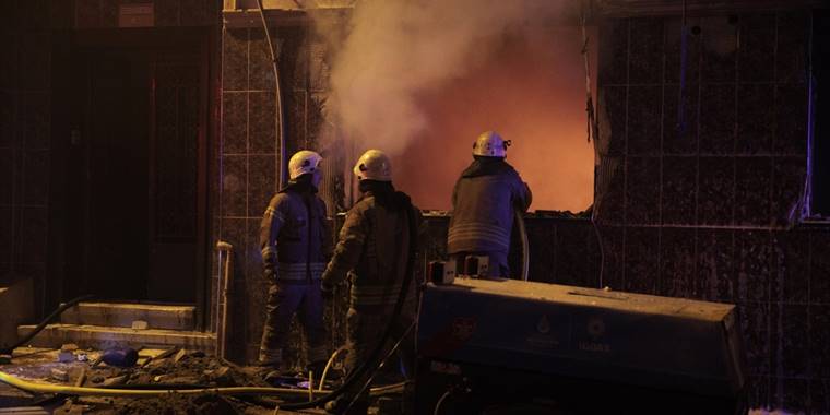 Fatih'te bir binanın doğal gaz kutusunda patlama meydana geldi
