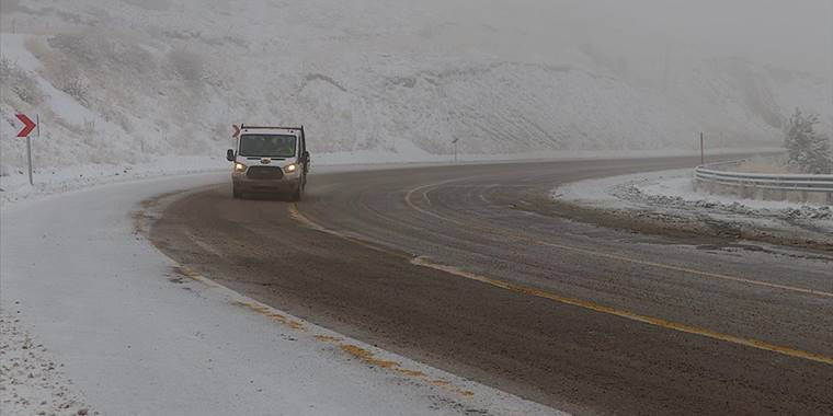 Kop Dağı Geçidi'nde kar ve sis etkili oluyor