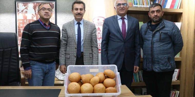 Sivas'ta lise öğrencileri okul atölyesinde ekmek üretimine başladı