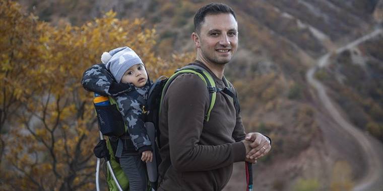 Sırtında 1 yaşındaki oğluyla Tunceli'nin vadilerinde doğa yürüyüşüne çıkıyor