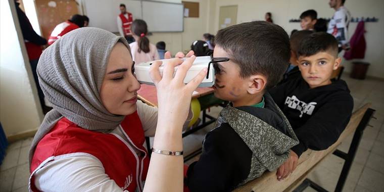 Köylerdeki 10 bin çocuğu hem göz taramasından geçirdiler hem de oyunlarla eğlendirdiler