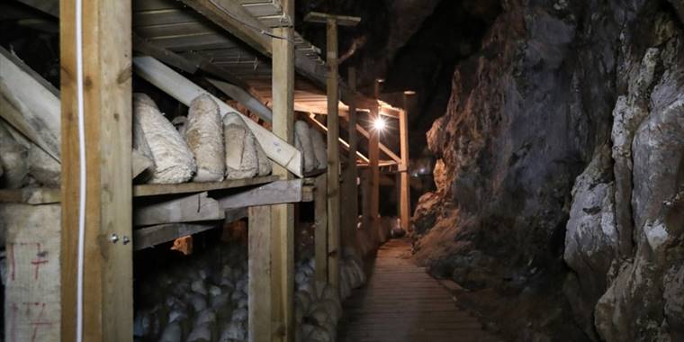 Karaman'da Divle obruk peyniri mağarası FPV dron ile görüntülendi