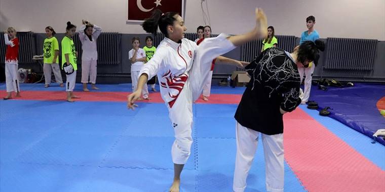 Cimnastik yaparken tanıştığı tekvandoda Türkiye'ye madalyalar kazandırma peşinde