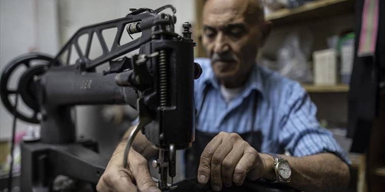 Kudüslü ayakkabı tamircisi, yarım asırdan fazladır icra ettiği zanaatın kaybolmasından endişeli