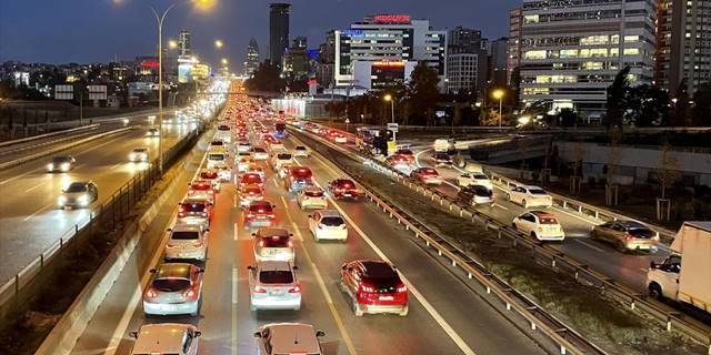 İstanbul'da trafik yoğunluğu yüzde 90'a ulaştı