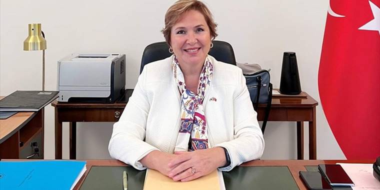 Helsinki Büyükelçisi Çakar, Slush etkinliğine katılan Türk girişimlerinin stantlarını ziyaret etti