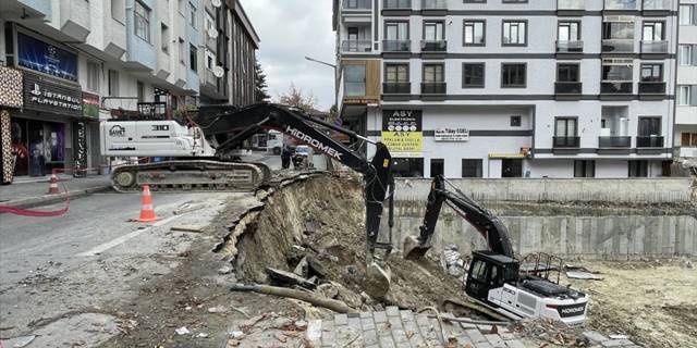 Avcılar'da bir inşaatın temeli kazılırken bitişikteki kaldırım ve yol kısmen çöktü
