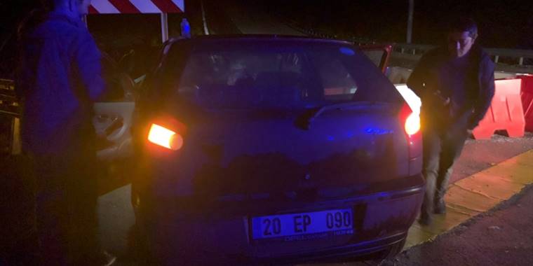 Konya'da bariyerlere çarpan otomobildeki 3 kişi yaralandı