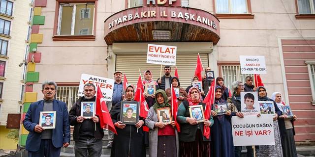 Dağa kaçırılan evlatları için Dünya Çocuk Hakları Günü'nde de nöbetteler