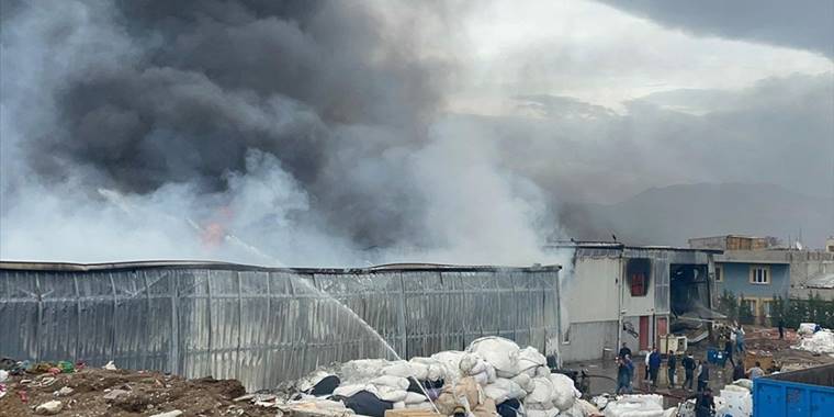 Bursa'da geri dönüşüm deposunda çıkan yangına müdahale ediliyor