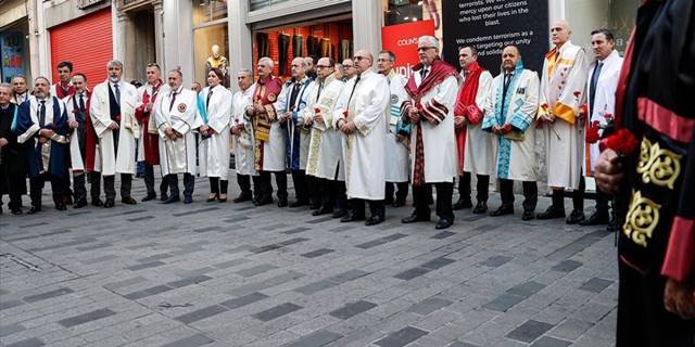 Rektörler terör saldırısının yaşandığı İstiklal Caddesi'ne karanfil bıraktı