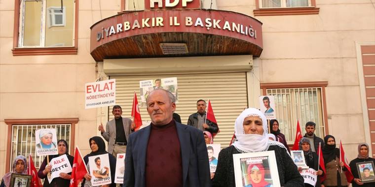 Diyarbakır annelerinin oturma eylemine bir aile daha katıldı