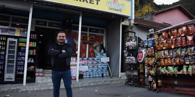 Market sahibi lodosla hareket eden cips standının peşinden koştu