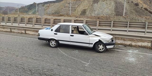 Kırıkkale'de bariyerlere çarpan otomobildeki 3 kişi yaralandı