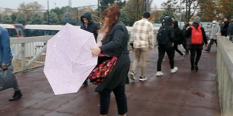 İstanbul'da lodos hayatı olumsuz etkiliyor