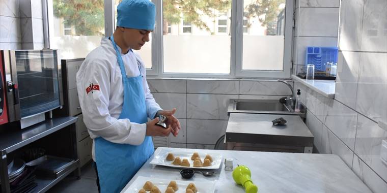Eskişehir'de geleceğin şefleri, öğrenciler için yemek hazırlıyor
