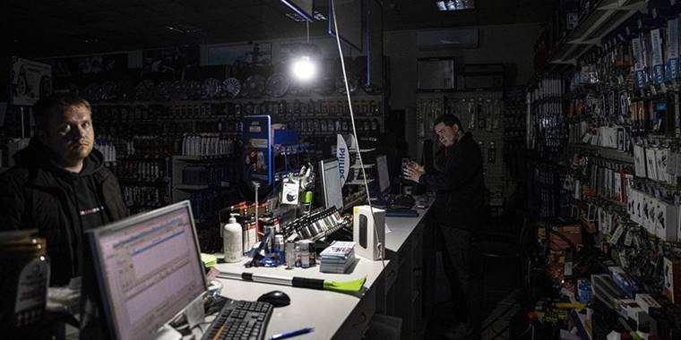 Rus saldırılarından enerji altyapısı hasar gören Kiev'de esnaf jeneratörlere başvuruyor