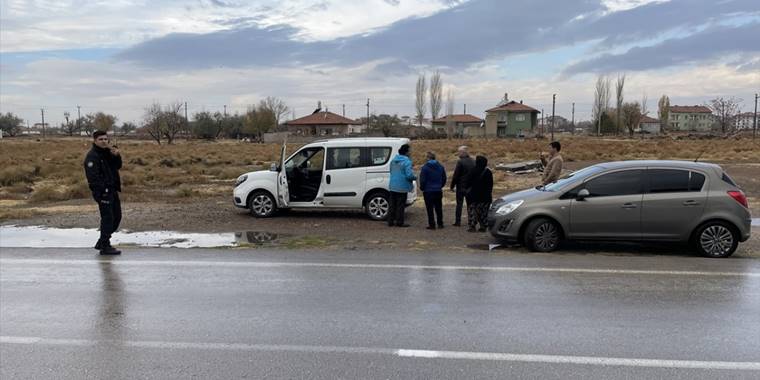 Aksaray'da otomobilin çarptığı hafif ticari araçtaki 3 sağlık çalışanı yaralandı