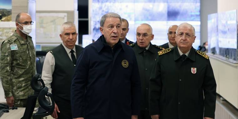 Bakan Akar, Pençe-Kılıç Harekatı'na ilişkin brifing aldı