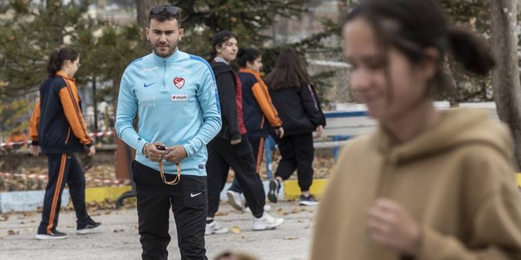 Sporda rekorlar kıran engelli öğretmenin başarı hikayesi öğrencilerine ilham veriyor