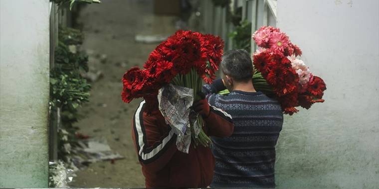 Çiçekçiler Öğretmenler Günü için hazırlıklarını tamamladı