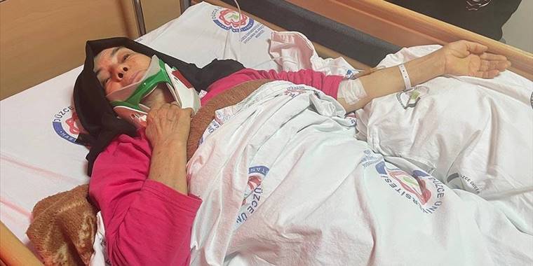 Düzce'deki depremde yaralanan 68 yaşındaki Ayşe Kırca: Çok büyük korku yaşadım