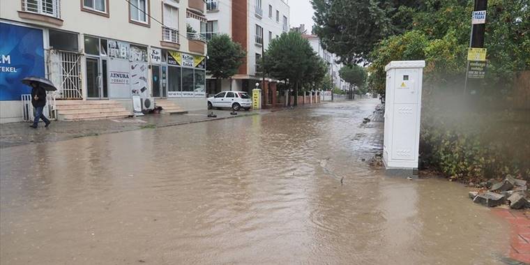 Edremit'te sağanak ve lodos etkili oldu