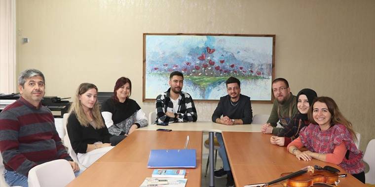 Mezun oldukları lisede öğretmenlik yapıyorlar