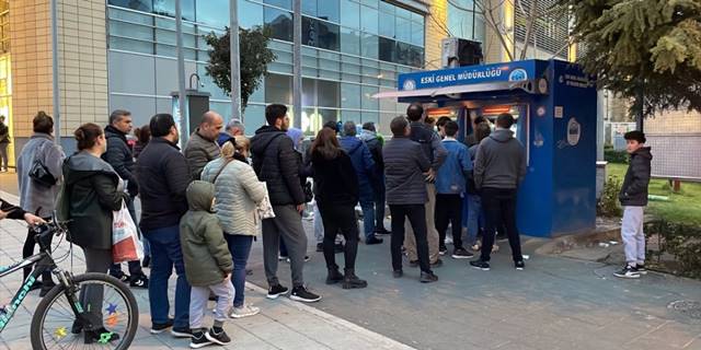 Eskişehir'de olası su zammı öncesi uzun kuyruklar oluştu