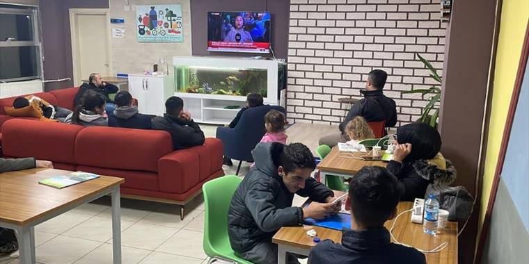 Düzce'de evlerine girmeye çekinen vatandaşlar gençlik merkezlerinde misafir ediliyor