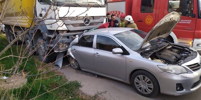 Kırıkkale'de hafriyat kamyonu ile otomobilin çarpıştığı kazada 4 kişi yaralandı