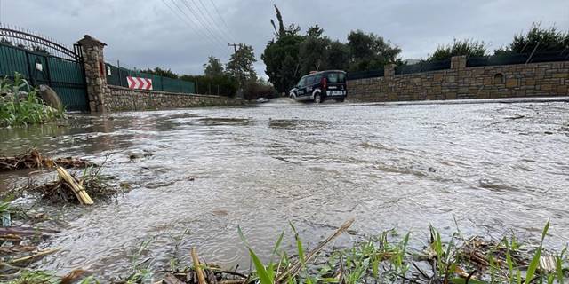 Bodrum'da sağanak ve fırtına yaşamı olumsuz etkiliyor