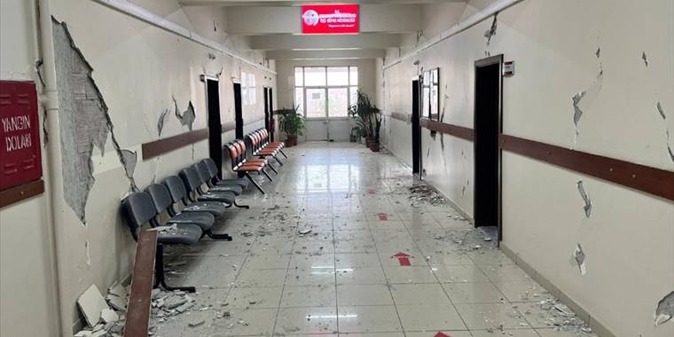 Düzce'deki depremde Cumayeri ilçesindeki kamu binaları hasar gördü