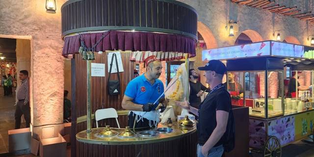 Türk dondurmacı, Dünya Kupası'na gelen futbolseverleri "Maraş dondurmasıyla" tanıştırıyor