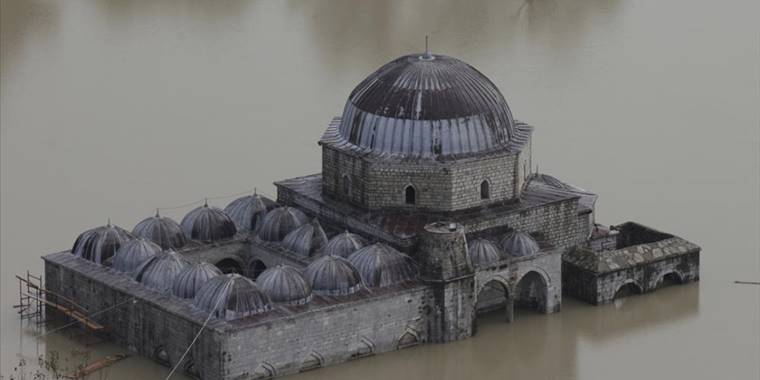 Arnavutluk'taki sel felaketinde, restorasyondaki Kurşunlu Camisi de sular altında kaldı
