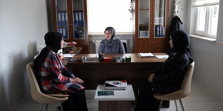 Görme engelli Nezaket öğretmen öğrencilerinin kariyer yolunu çiziyor